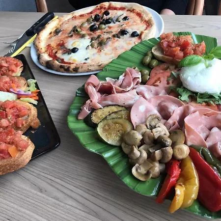 Und Restaurant Burg מלון