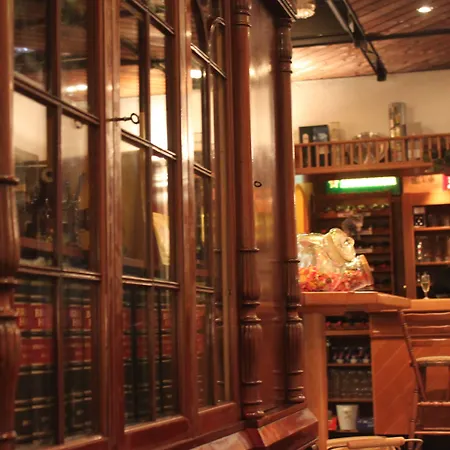 Und Restaurant Burg מלון 3*