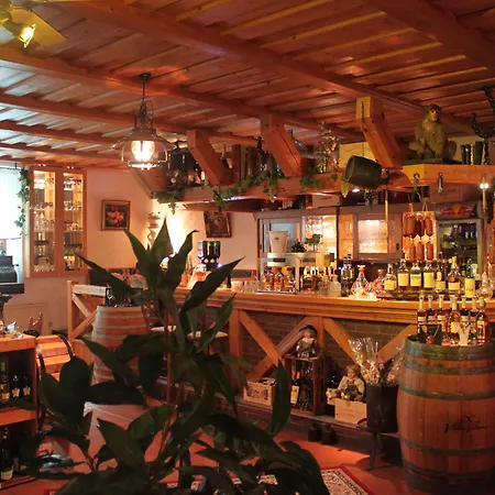 Und Restaurant Burg מלון 3*