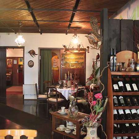 Und Restaurant Burg מלון